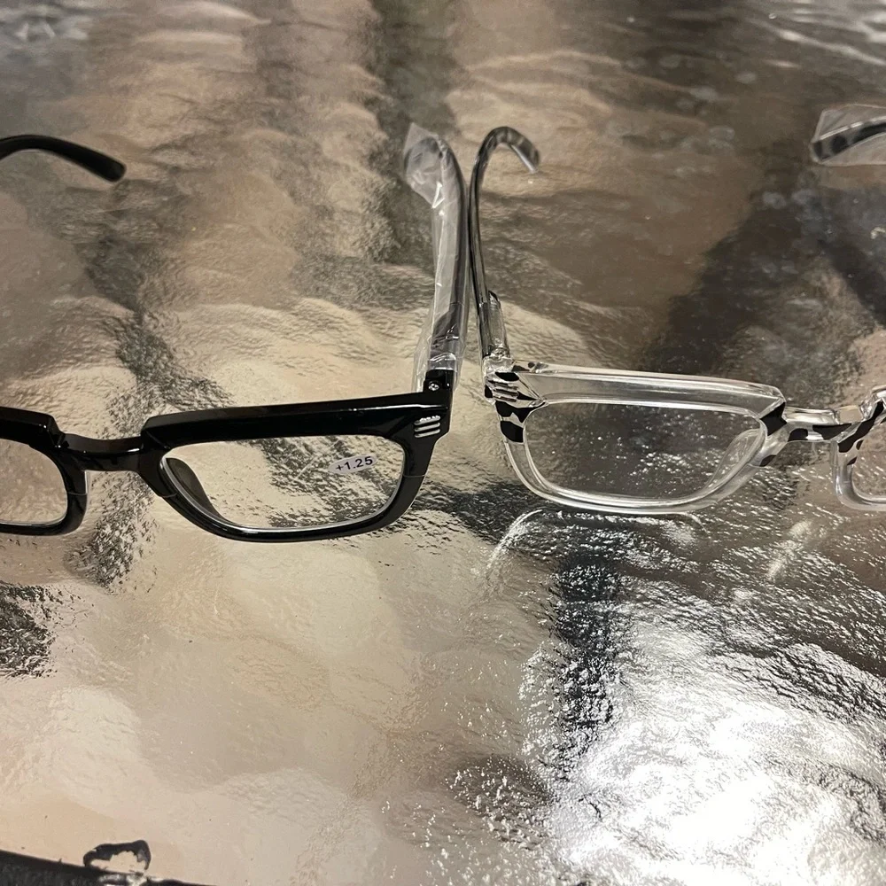 Stylish Black and Clear Reading Glasses  1.25 - Picture 4 of 5